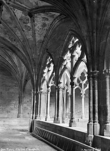 Cloître : galerie intérieure