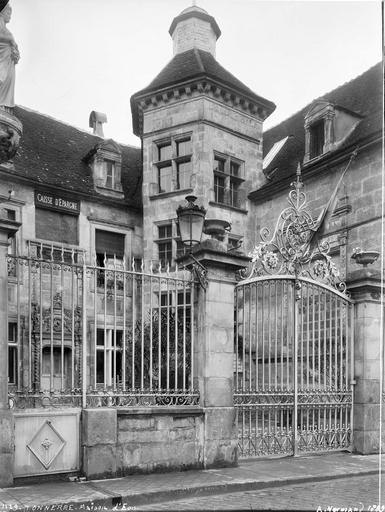 Façades sur la cour, grille de clôture