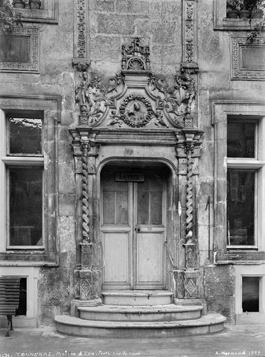 Porte d'entrée sur la cour