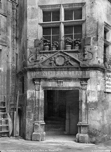 Porte de la tourelle d'escalier