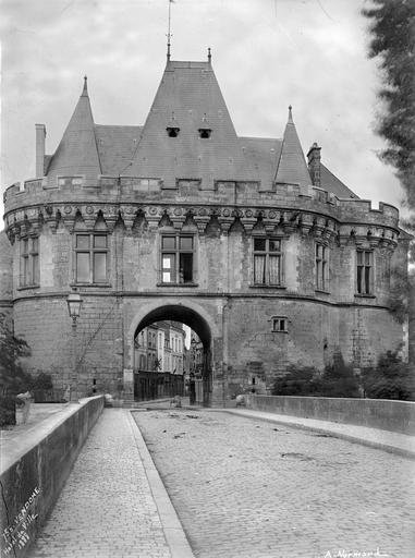 Ensemble extra-muros, prise du pont sur le Loir