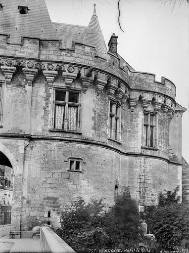 Ensemble extra-muros, détail de la partie droite prise du pont sur le Loir