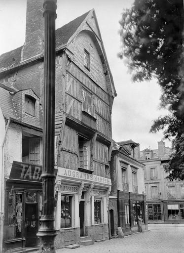 Façade à pans de bois sur rue, vue en perspective