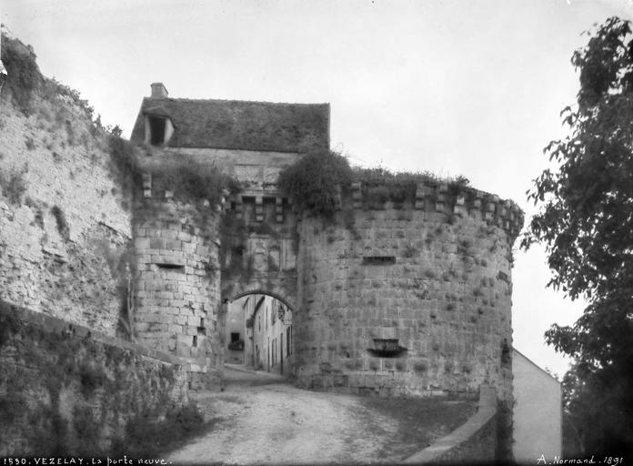 Porte sur l'enceinte fortifiée