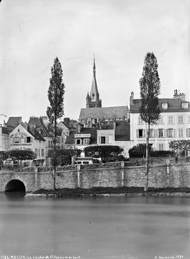 Clocher vu du pont, maisons sur le quai de la Seine