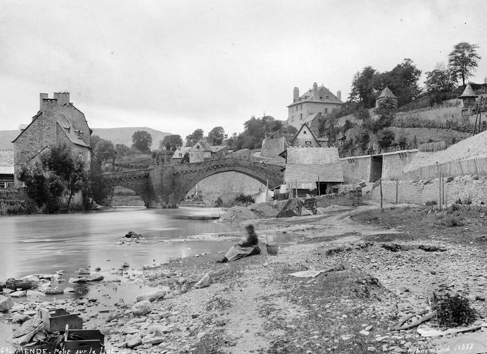 Pont ancien en pierre sur le Lot