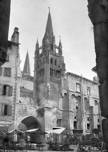 Marché rue d'Aigues-Passes devant une flèche de la cathédrale