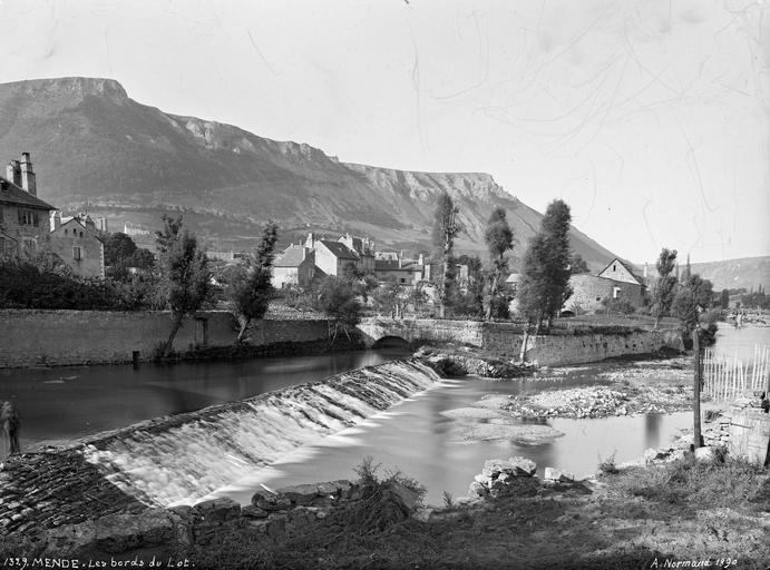 Pont ancien en pierre sur le Lot