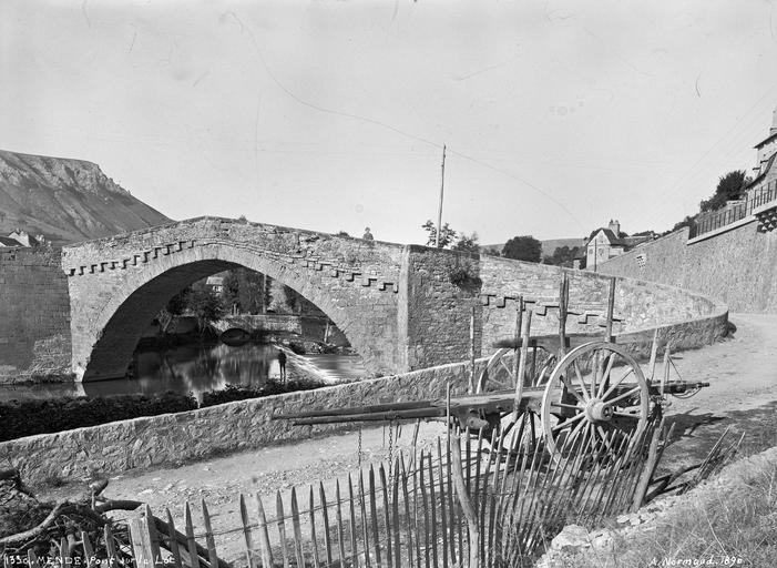 Pont ancien en pierre sur le Lot