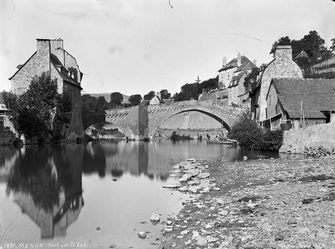 Pont ancien en pierre sur le Lot