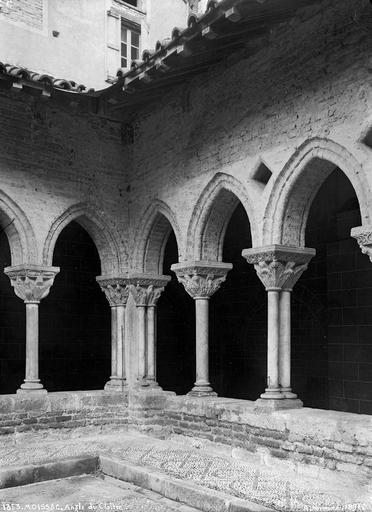 Cloître : arcature d'angle de la galerie