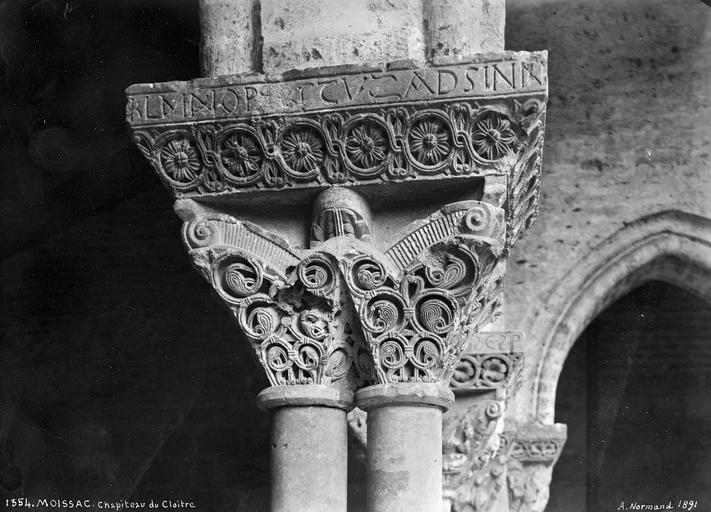 Cloître : chapiteau de la galerie