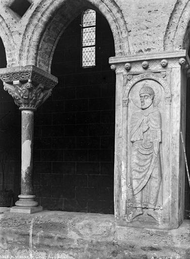 Cloître : chapiteau de la galerie et bas-relief