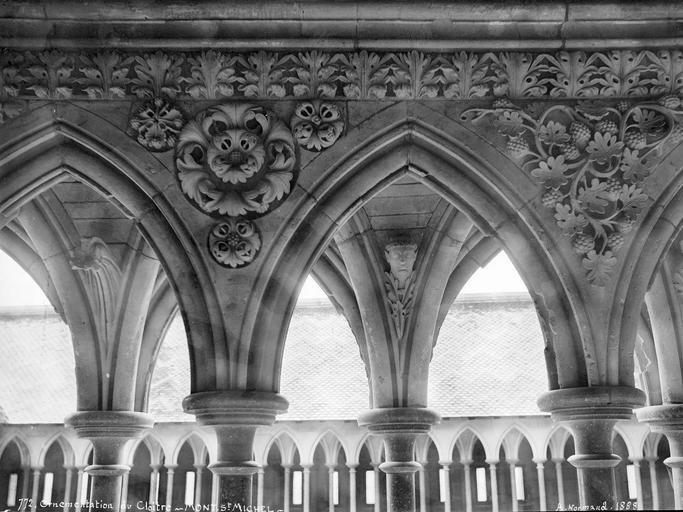 Cloître, arcature : bas-relief d'un écoinçon