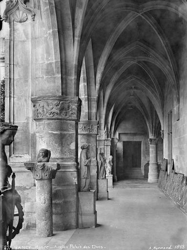 Galerie extérieure : exposition de statues et de plaques de fonte