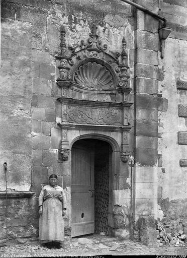 Façade sur cour : porte à décor de coquille