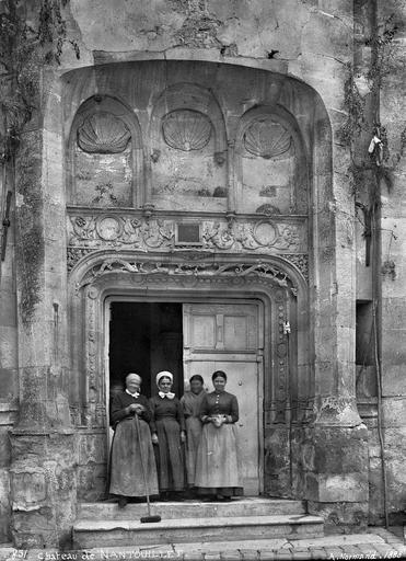 Porte sur la cour d'honneur, femmes en costume traditionnel