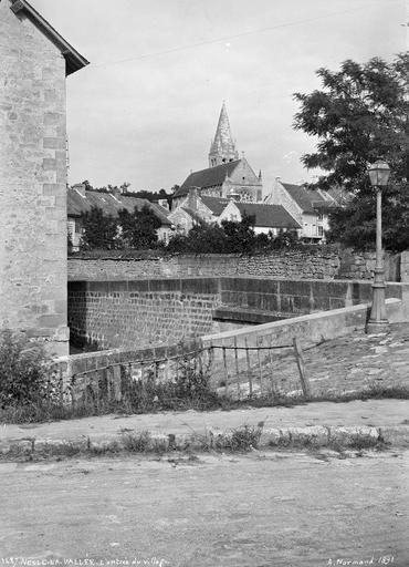 Vue éloignée depuis l'entrée du village