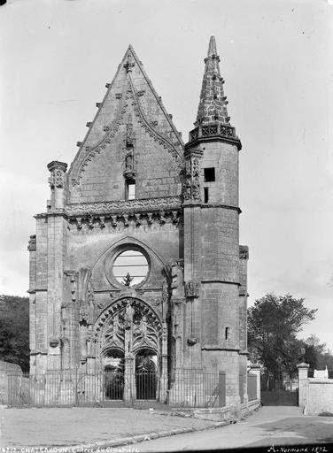 Façade ouest en ruines de l'ancienne chapelle à l'entrée du cimetière