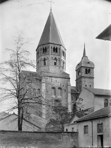 Clocher, côté ouest, de l'église et clocher de l'Horloge