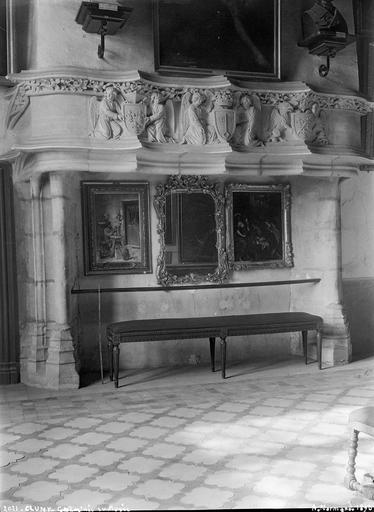 Intérieur : cheminée de la salle Bourbon