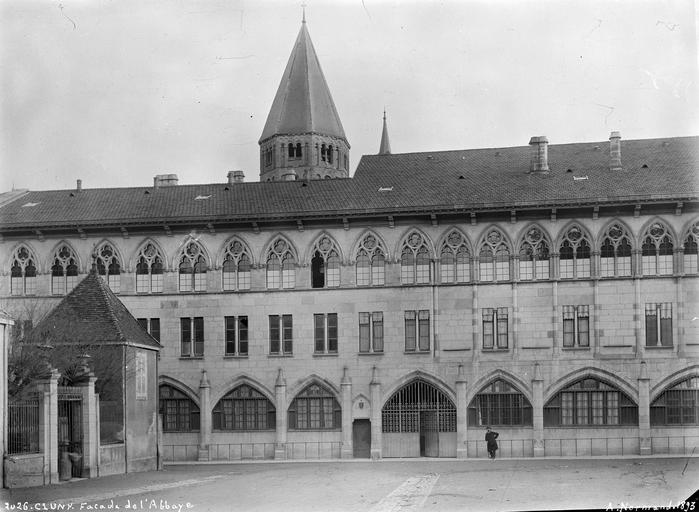 Façade ouest du Pape Gélase sur cour et clocher de l'église