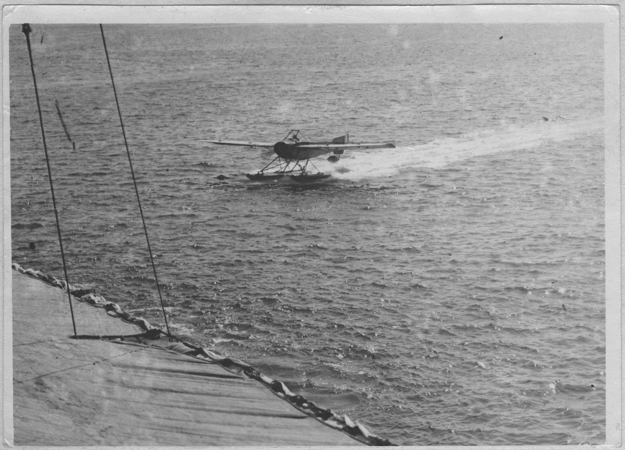 Aux Dardanelles. Retour de reconnaissance. L'hydravion rallie le cuirassé auquel il est attaché