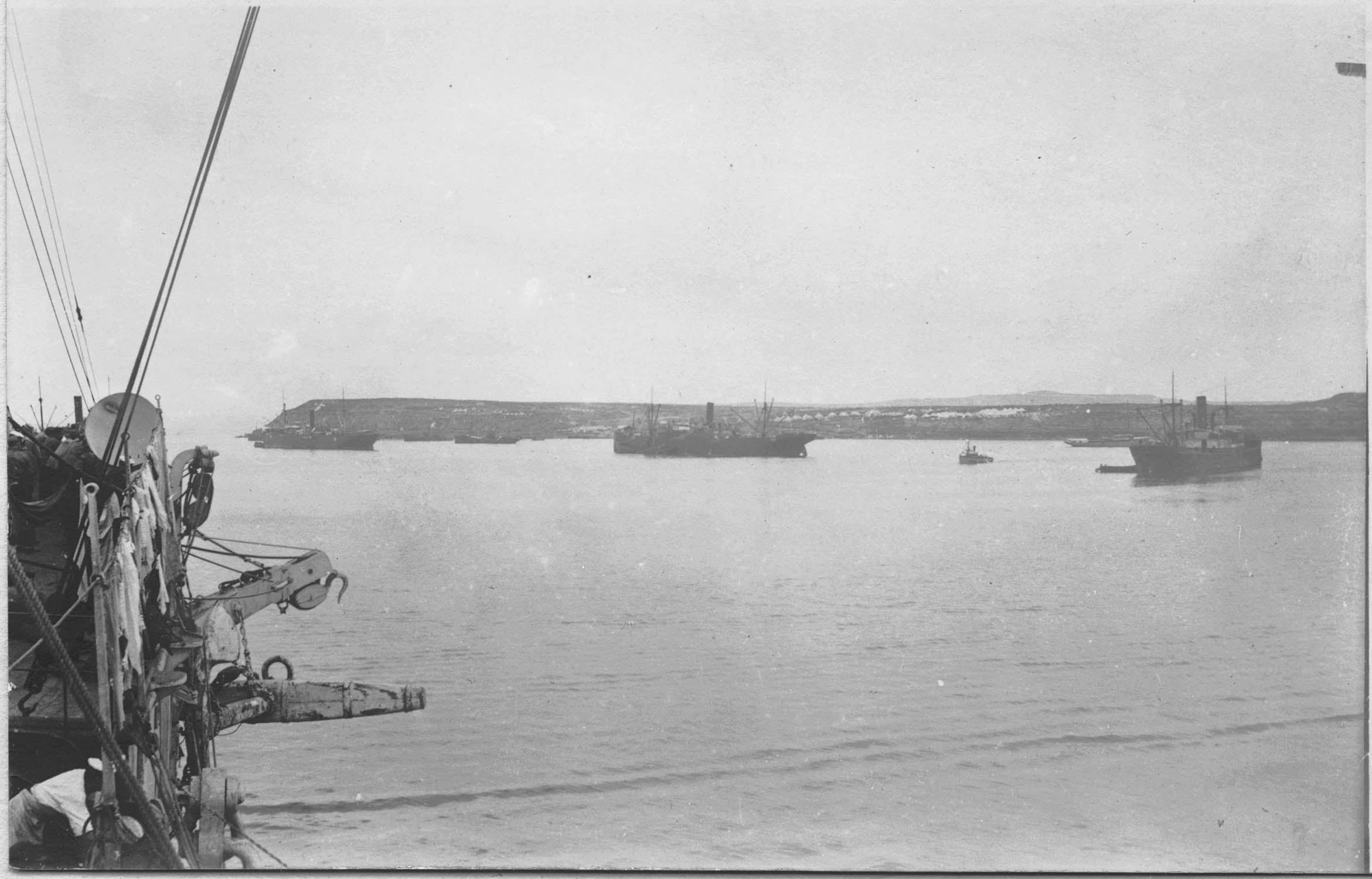Cap Helles. A bord du Duguay-Trouin, navire-hôpital. Le camp anglais, la pointe et la fameuse crête d'Achi Baba