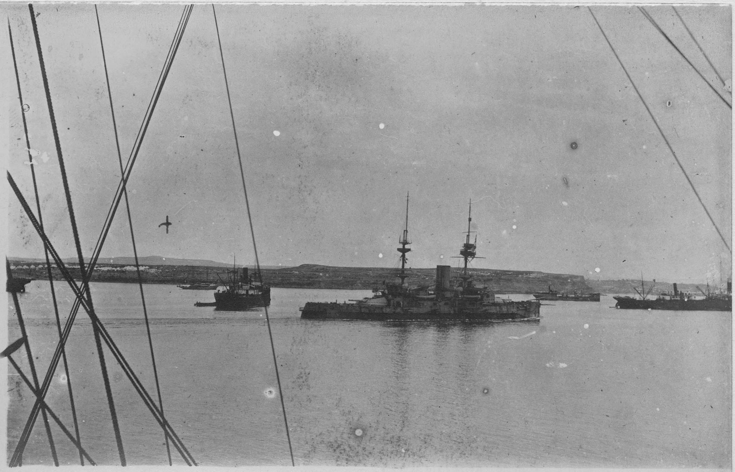 Cap Helles. A bord du Duguay-Trouin, navire-hôpital. Le cuirassé anglais Prince-George se disposant à bombarder la position turque d'Achi Baba