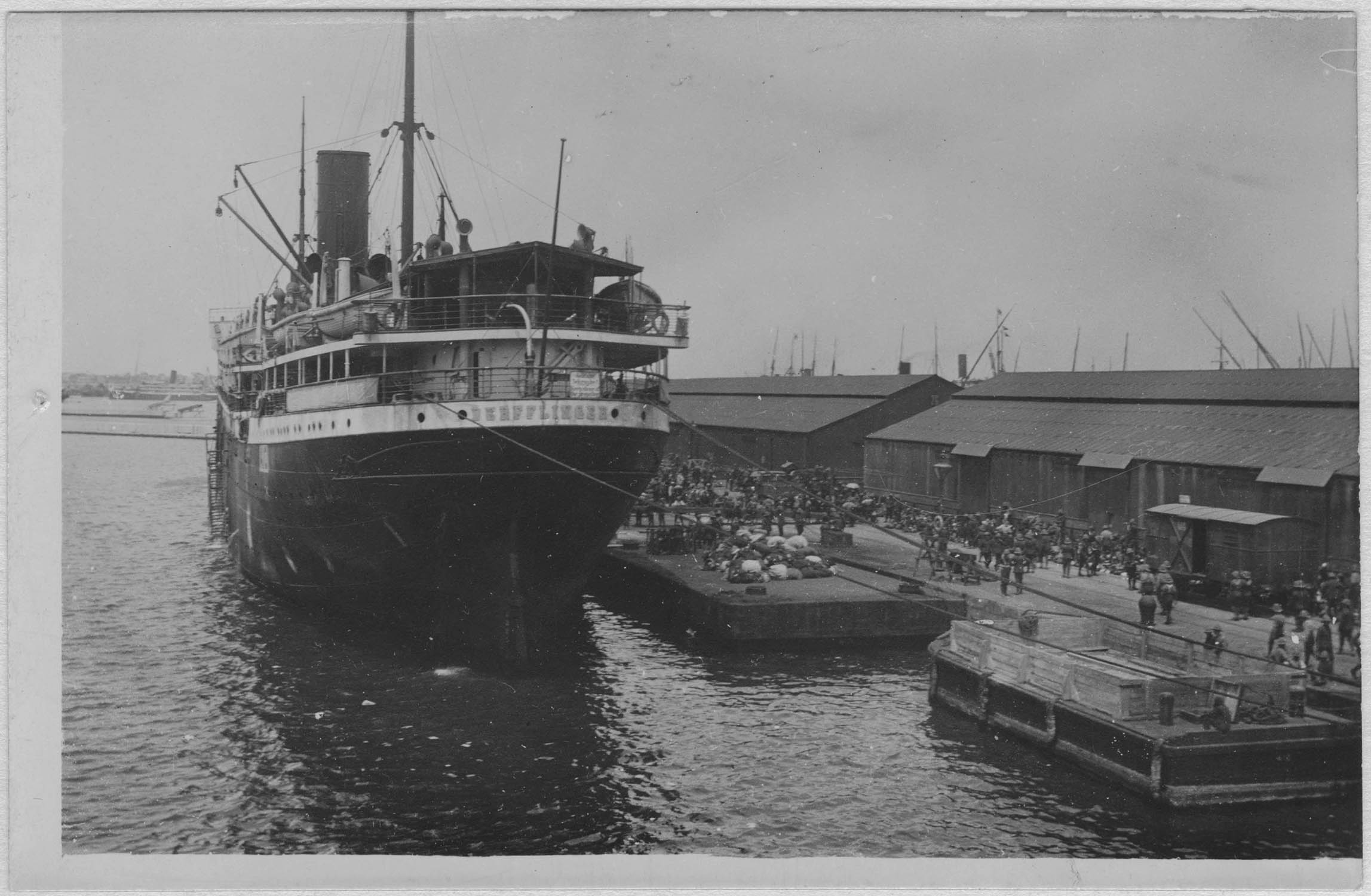 Alexandrie. A bord du Duguay-Trouin, navire-hôpital. Utilisation des bateaux allemands au transport des troupes anglaises d'Alexandrie aux Dardanelles ; [Le port. Croiseur Derfflinger]