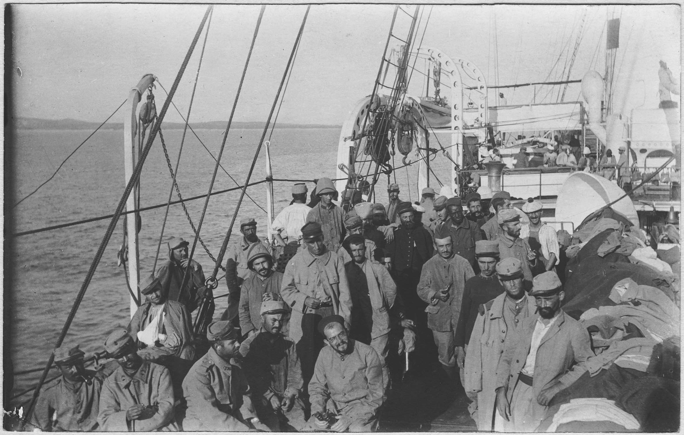 A bord du Duguay-Trouin, navire-hôpital. Blessés en route pour la France sur le pont. Le bâtiment au mouillage devant la presqu'île de Gallipoli