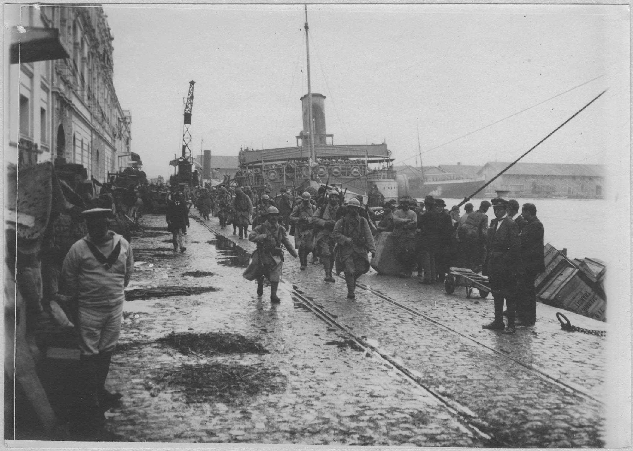 Salonique. Arrivée de troupes françaises par le Bon-Voyage. Le 235e régiment d'infanterie ; [Le port]