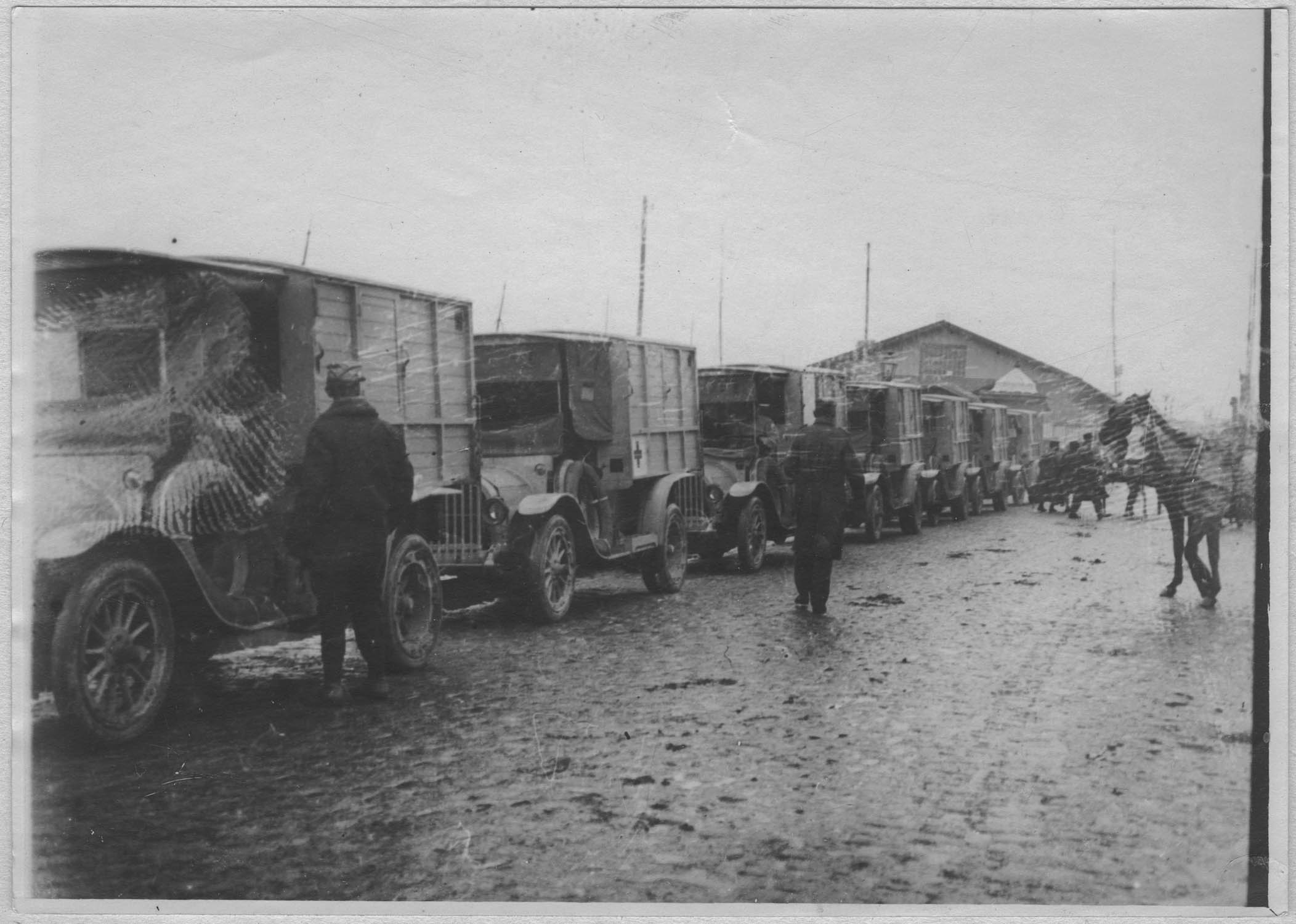 Salonique. Débarquement des voitures sanitaires automobiles ; [Le port. Auto-ambulances]