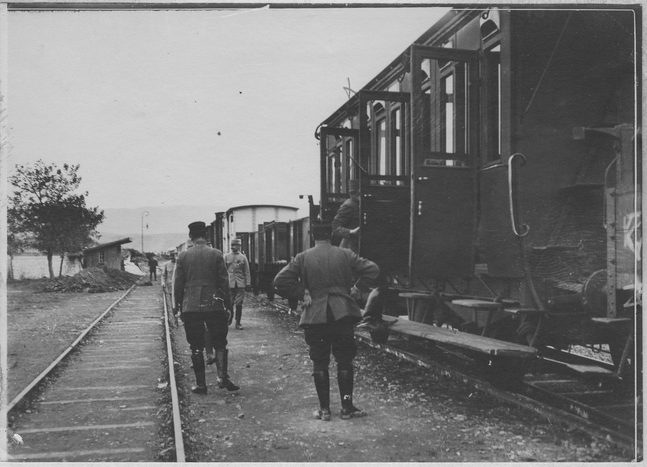 Krivolak. La gare. Le général Sarrail montant en wagon.