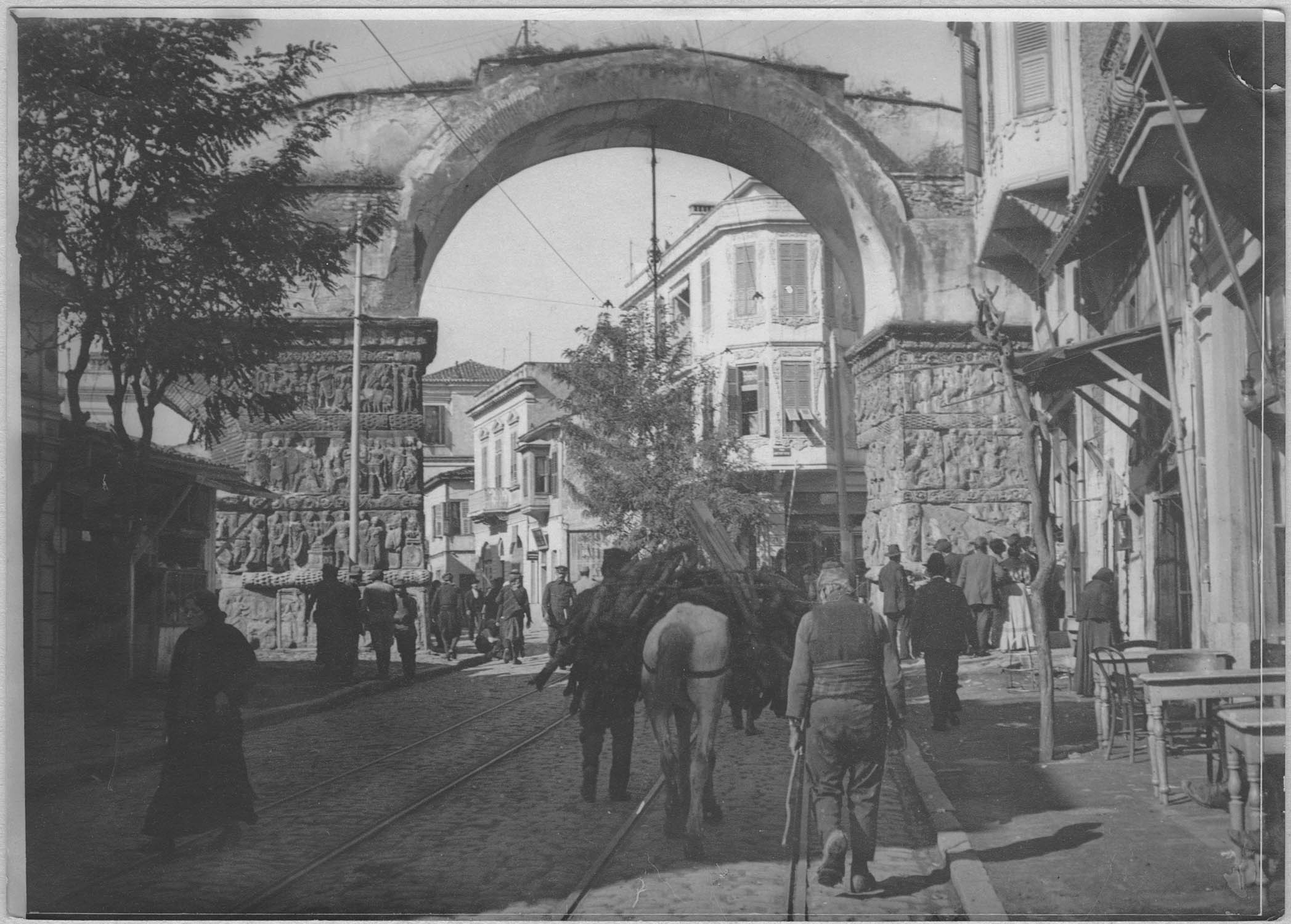 Salonique. Dans les rues de la ville. Larc de Galère de Constantin