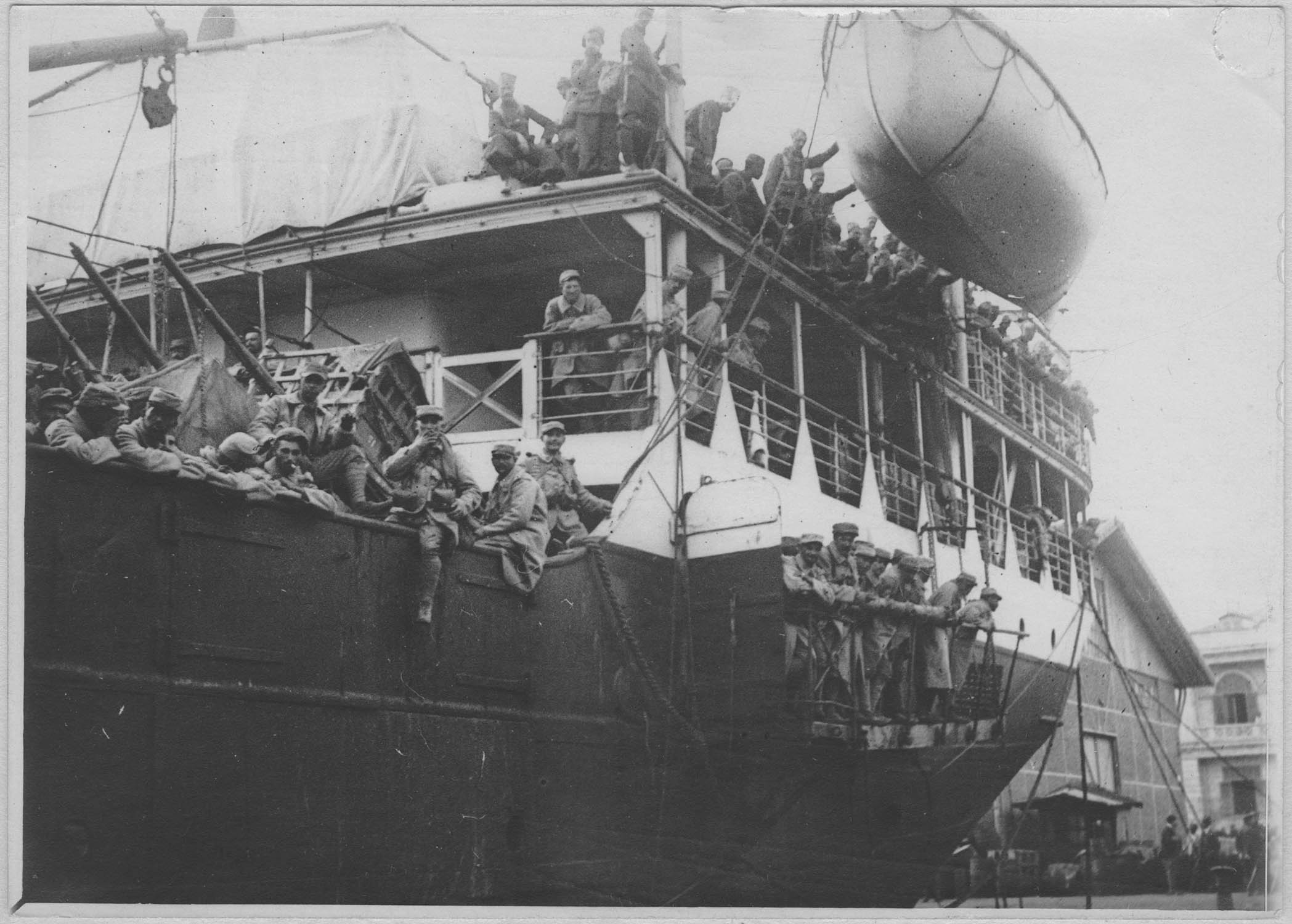 Salonique. Arrivée de troupes françaises. La Médie à quai. Premiers débarquants à Salonique ; [Le port]