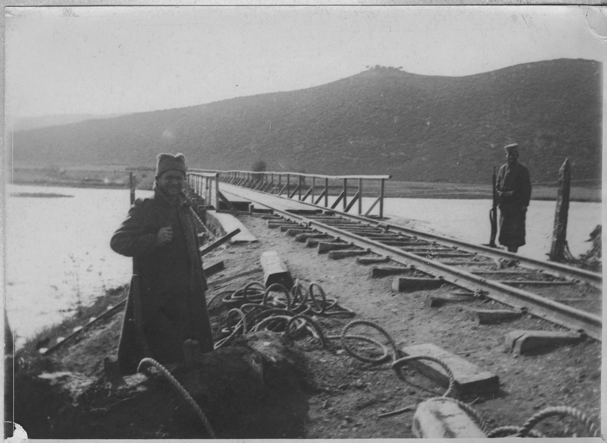 Strumitza-station. Sentinelles françaises et serbes sur le pont du Vardar