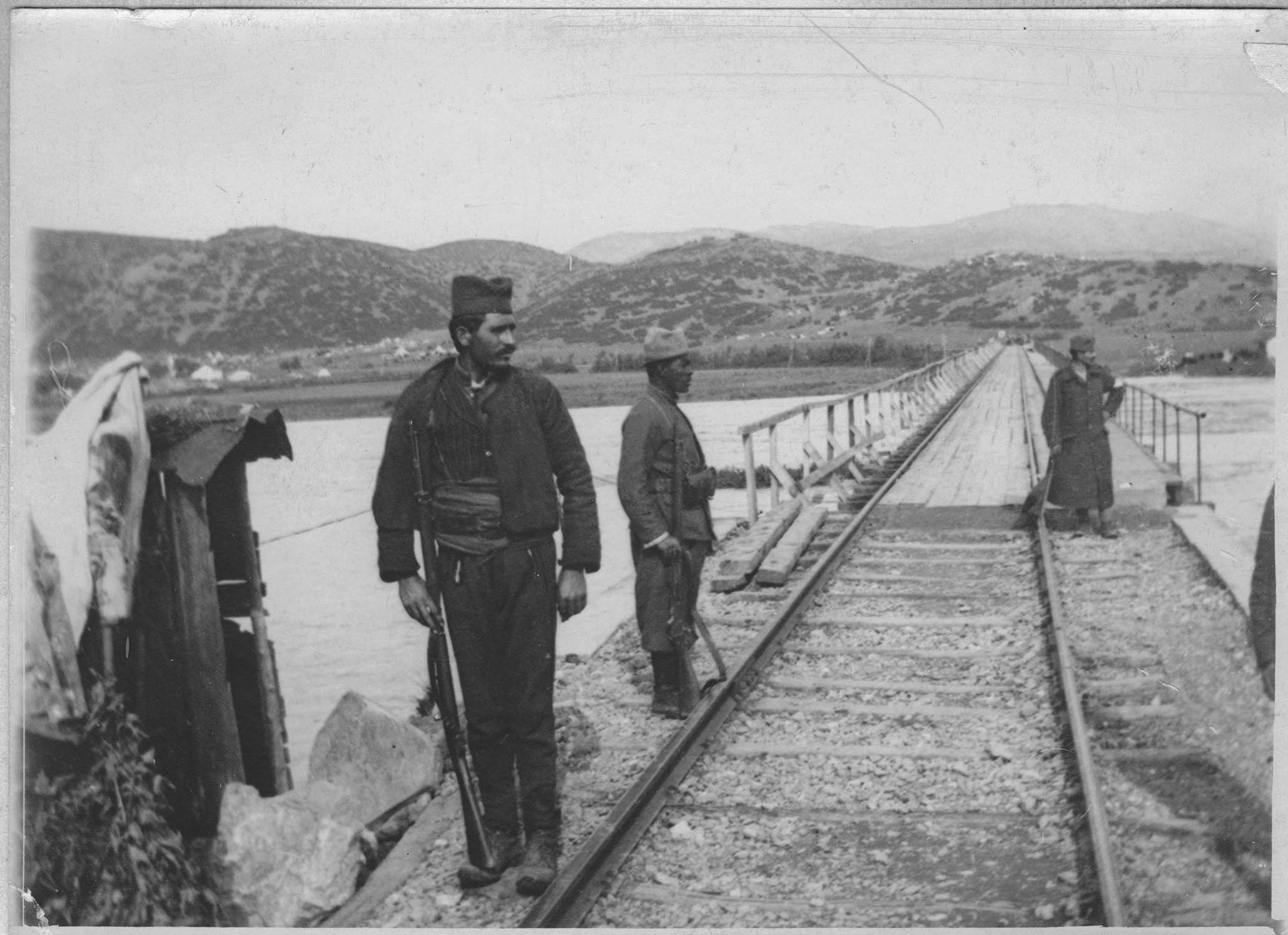 Strumitza-station. Sentinelles françaises et serbes sur le pont du Vardar