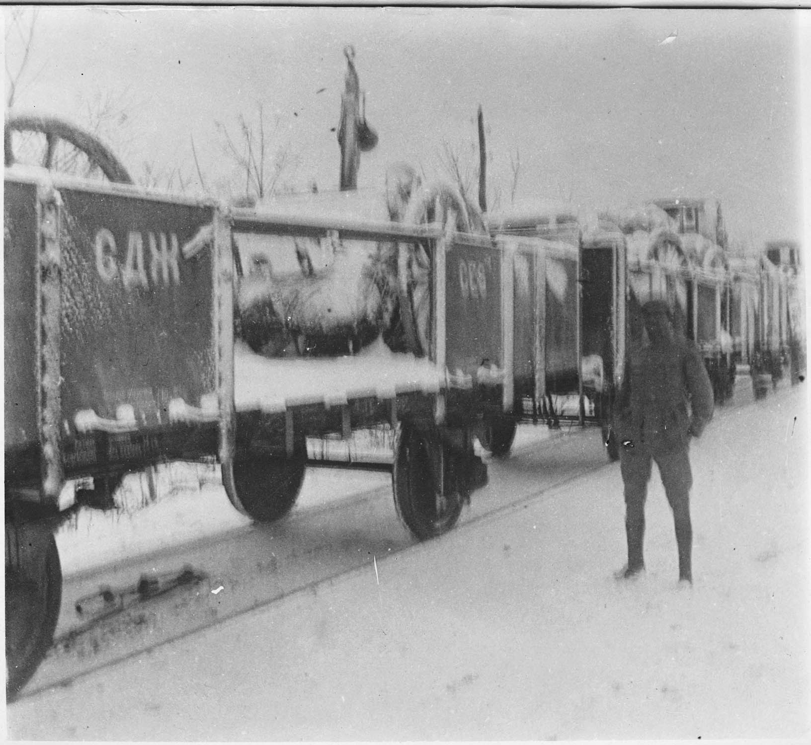 La neige tombe mais les renforts arrivent toujours ; [Train de ravitaillement à la gare]