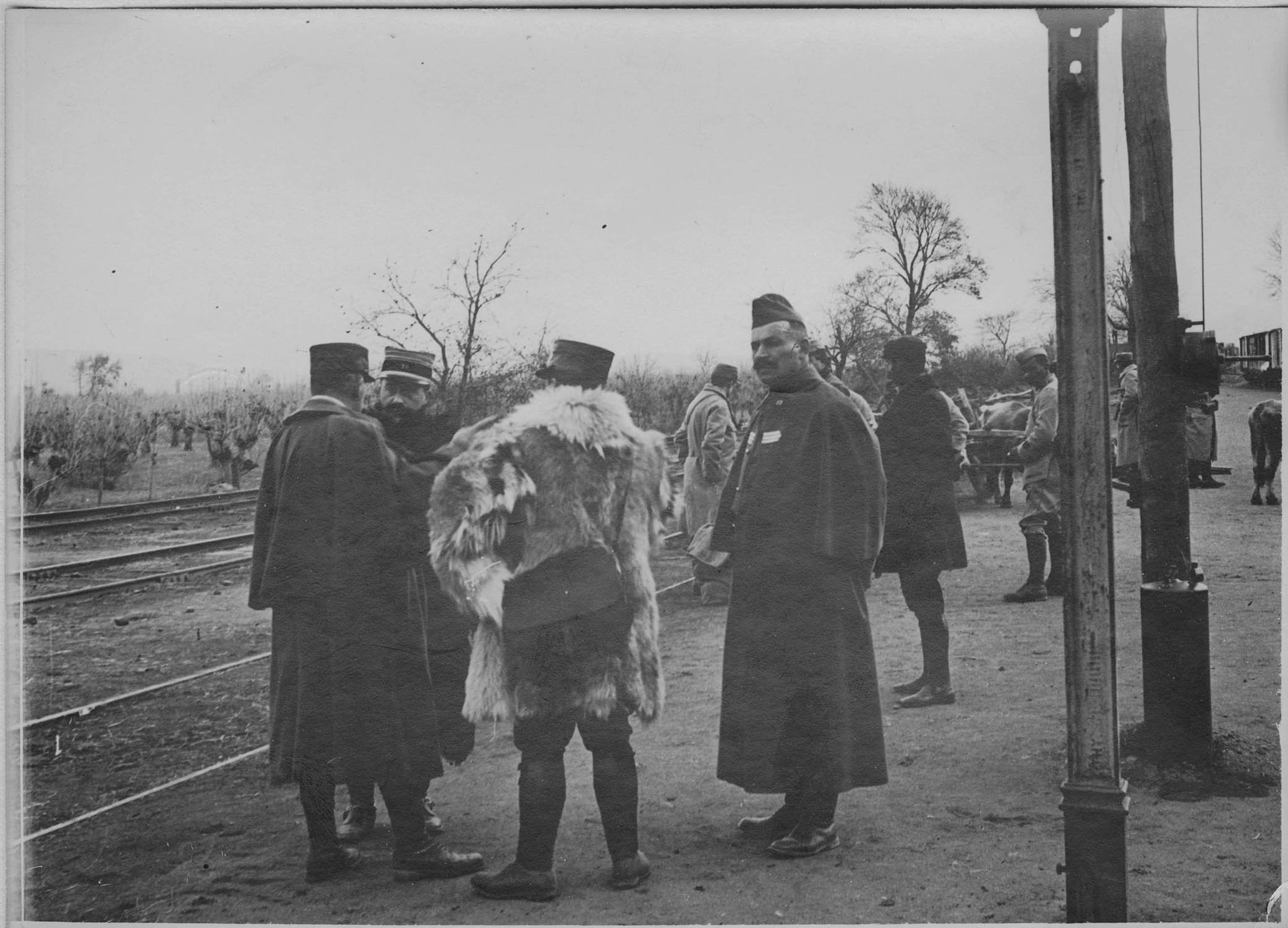 Guevgueli. La gare ; [Officiers français]