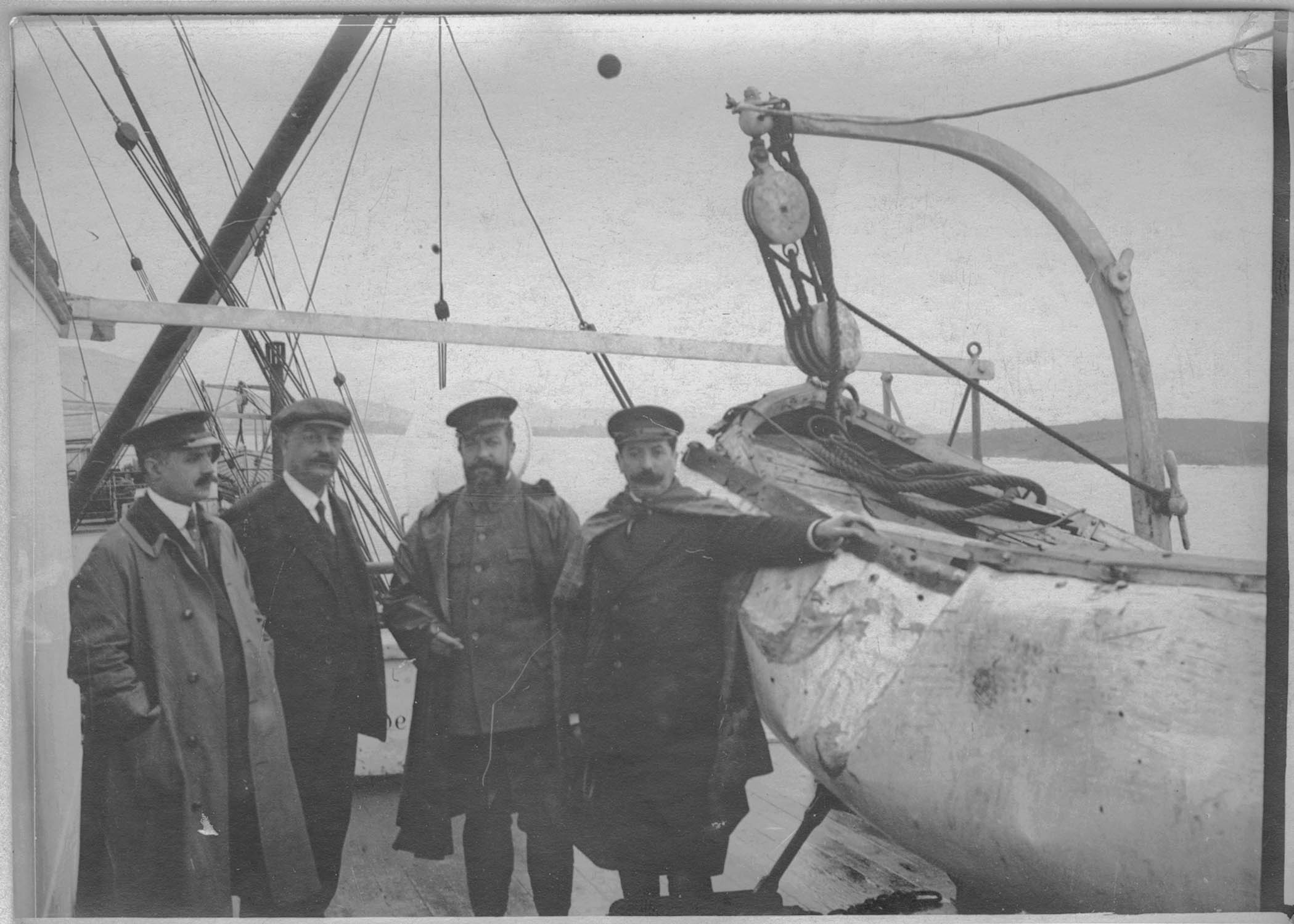 Salonique. A bord de la Ville-de-Bordeaux. La commission parlementaire de la Marine. MM. Boussenot, Ganault, Vigne et Garat, dans le navire qui les transporte à Moudros