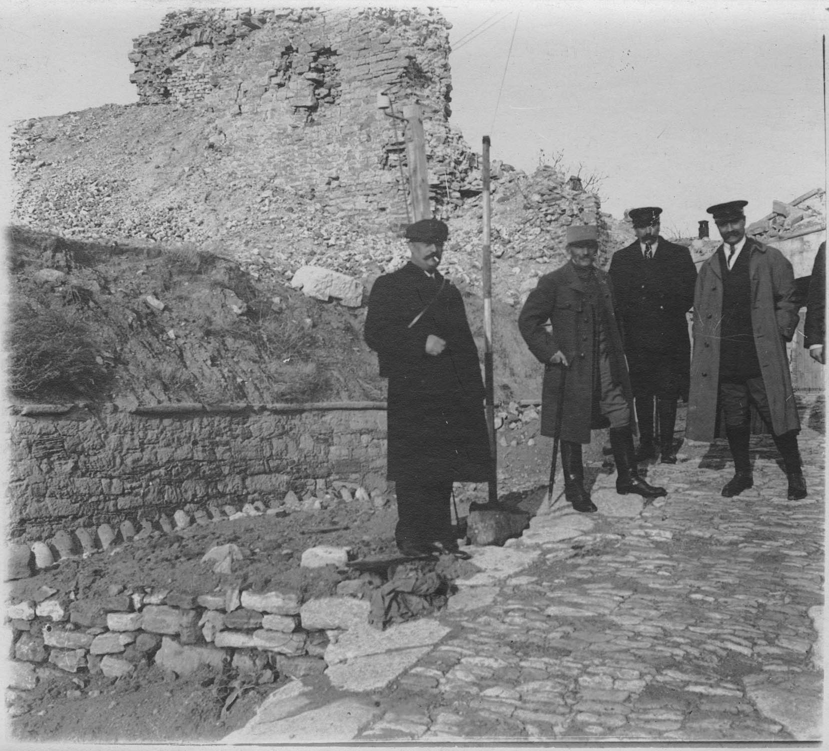 Seddul-Bahr. Le général Brulard devant la popote ; [La mission parlementaire. Le château d'Europe]