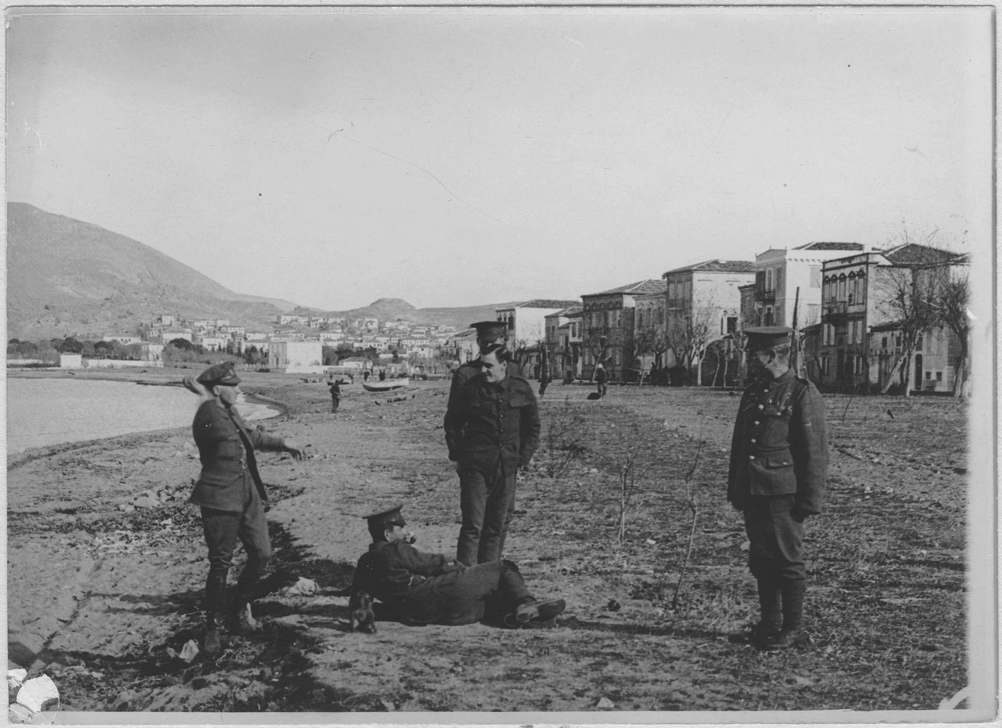Île de Lemnos. Castro. Soldat anglais ; [Sur la plage, avec un singe]