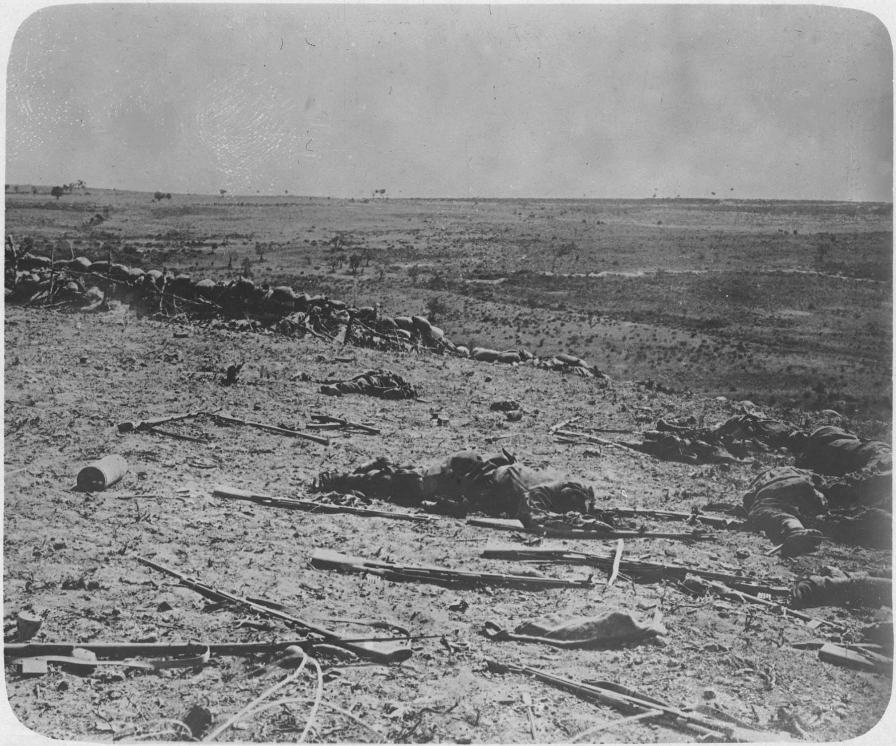 Péninsule de Gallipoli. Tranchée turque. Derrière, on devine le Kéréves-Déré ; [Cadavres]