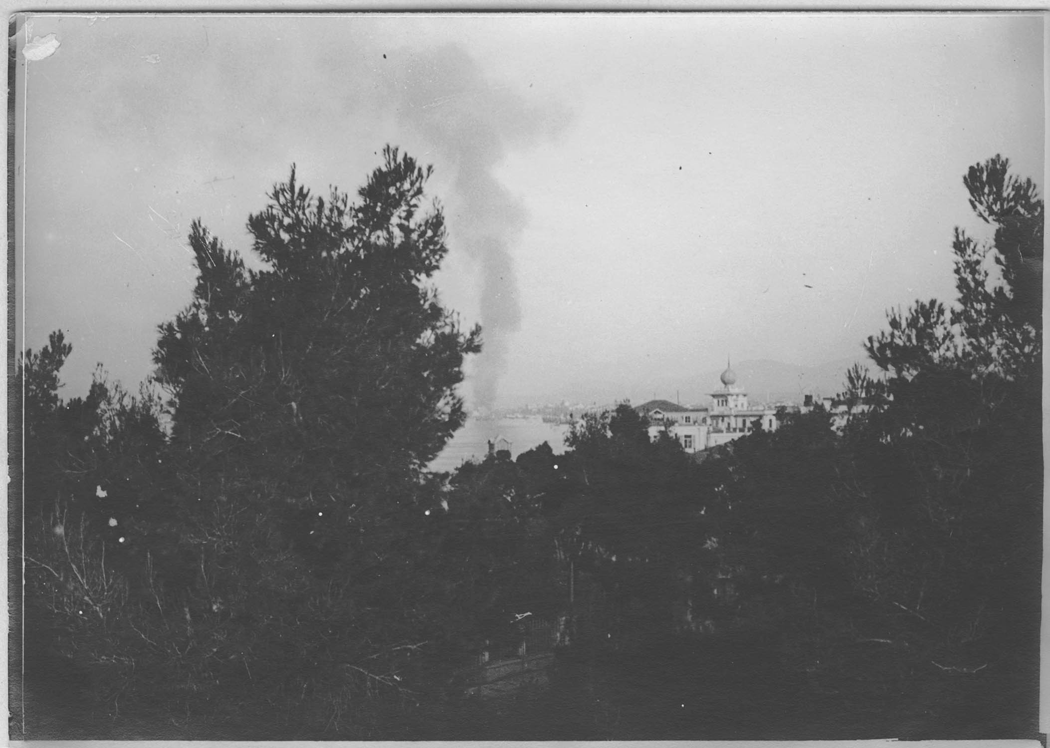 Salonique. Conséquences de bombardements par zeppelin. Incendie après le bombardement par un zeppelin. Vue de la ville prise d'une maison du quartier des Campagnes