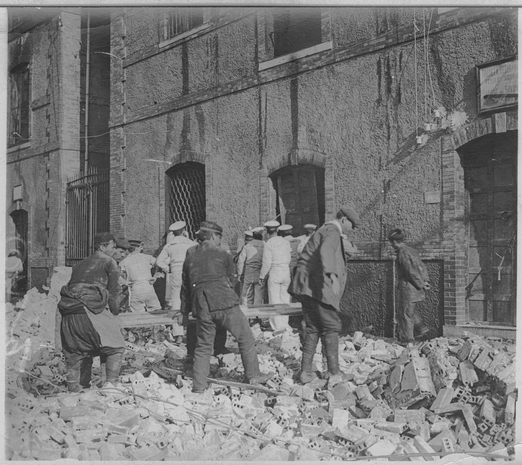 Salonique. Conséquences de bombardements par zeppelin. Les magasins généraux de la Banque de Salonique, le matin après le bombardement