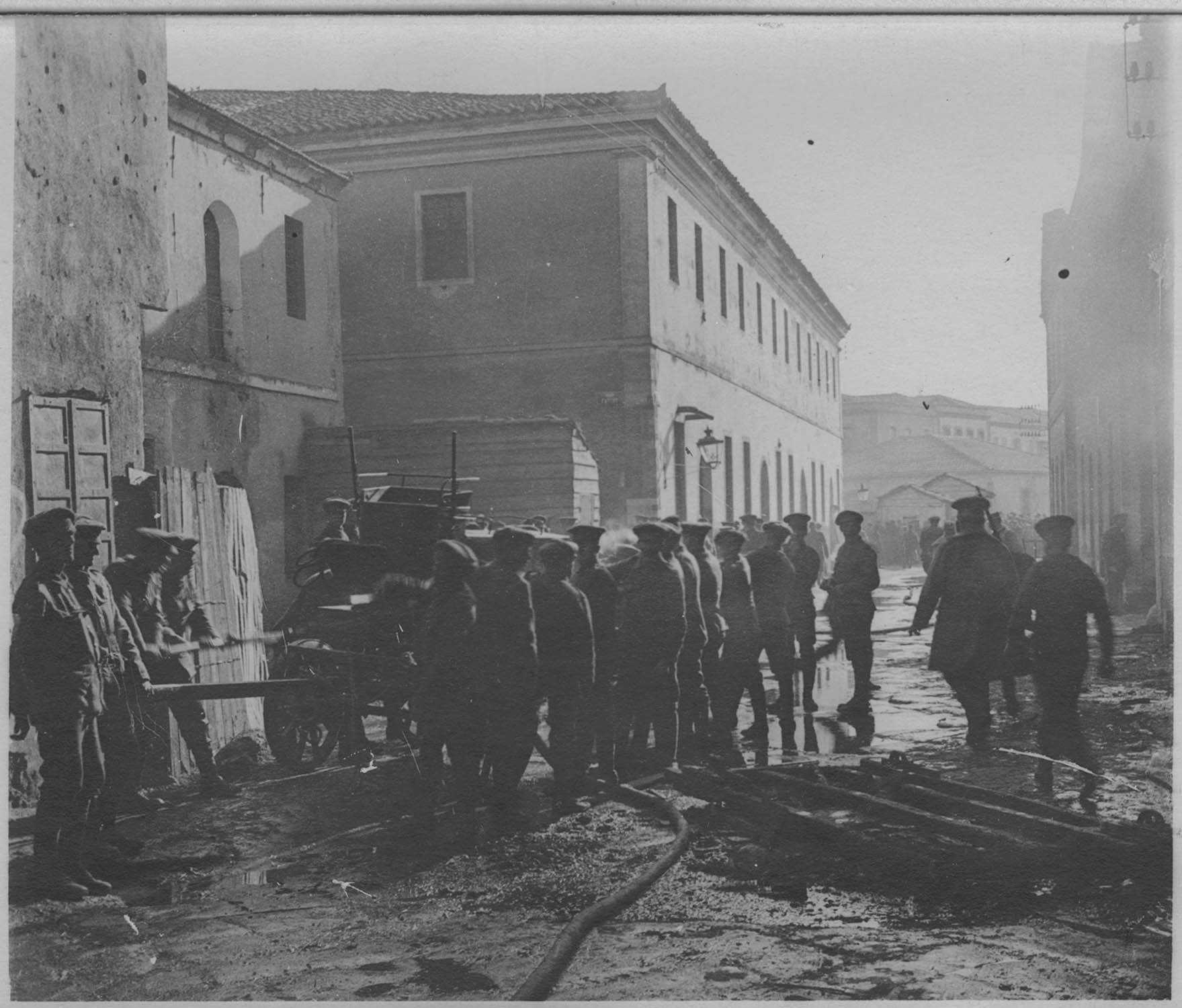 Salonique. Conséquences de bombardements par zeppelin. Les magasins généraux de la Banque de Salonique, le matin après le bombardement