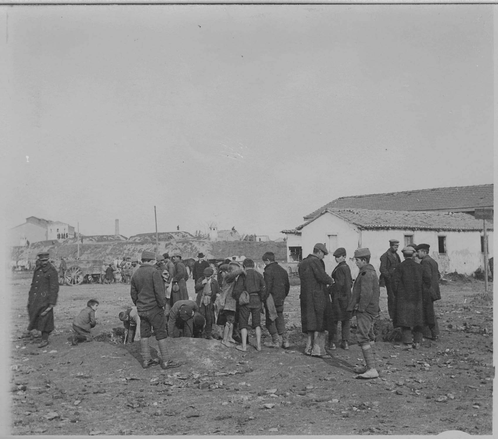 Salonique. Conséquences de bombardements par zeppelin. Sur le terrain de rassemblement, les enfants autour de l'entonnoir d'une bombe tombée du zeppelin ; [Marmite]