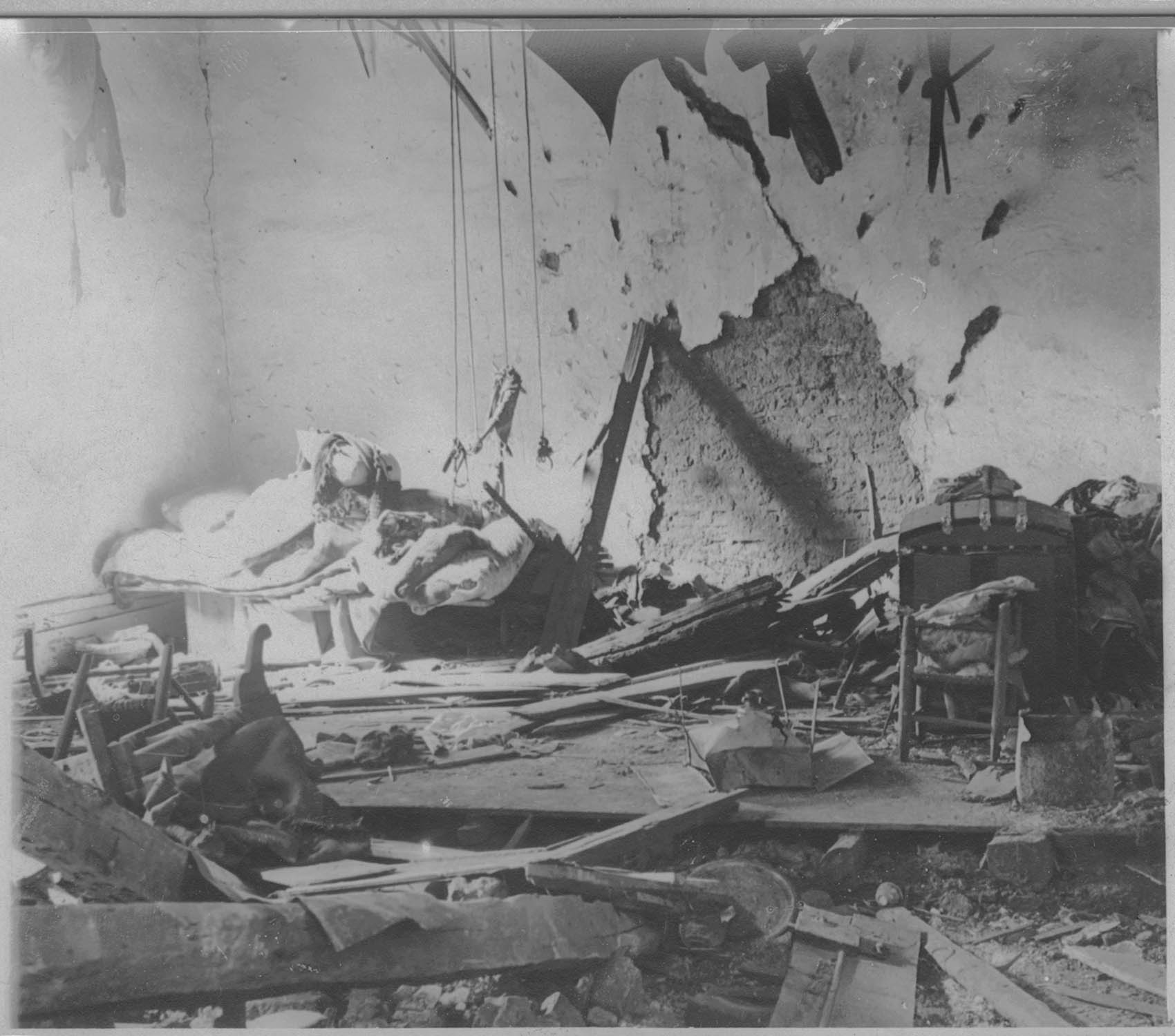 Salonique. Conséquences de bombardements par zeppelin. Maison bombardée, 6 rue Egnatia, en pleine ville, près de la mosquée Boulmali-Djami. Intérieur