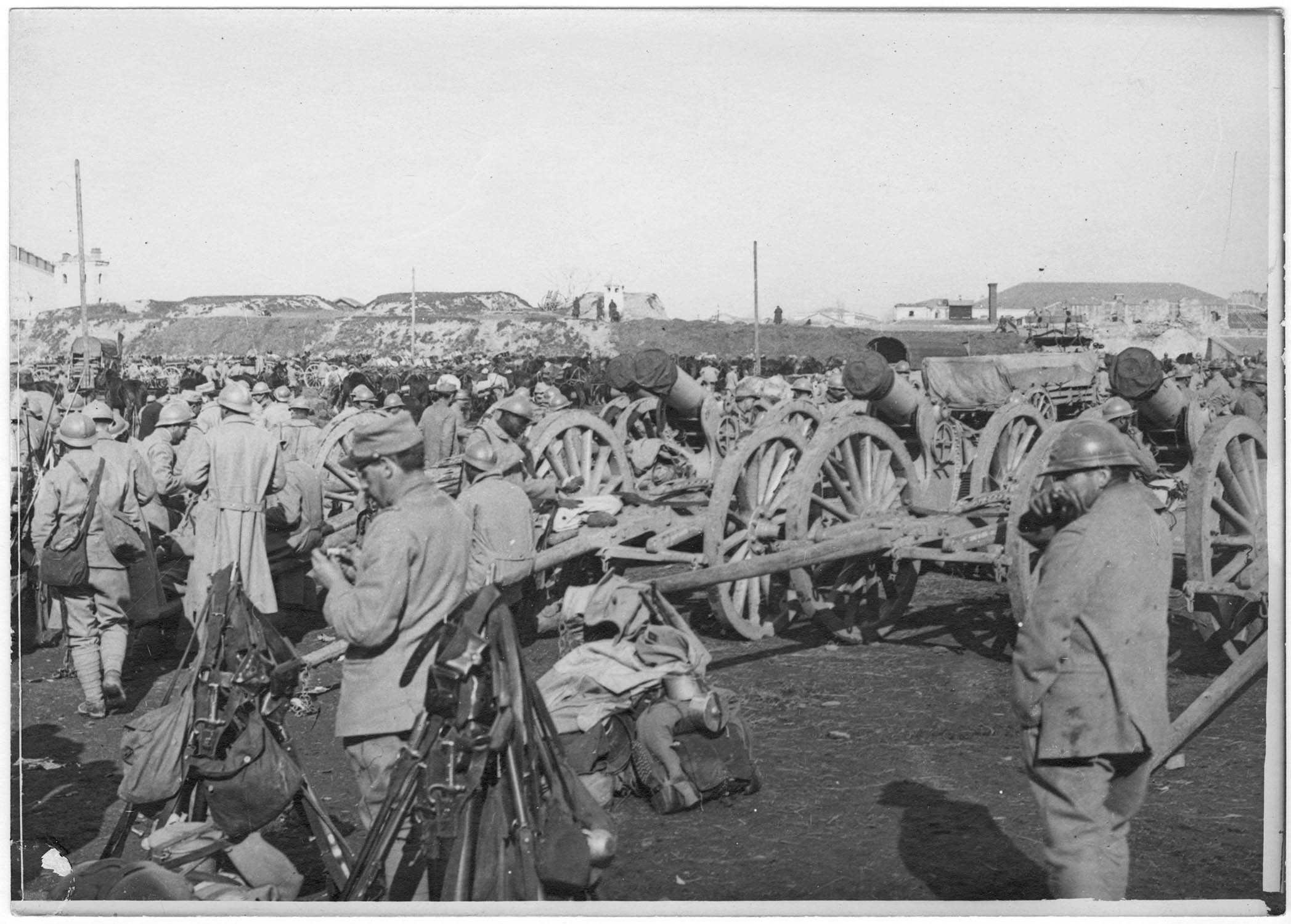 Salonique. Arrivée de troupes françaises. Nouveaux contingents d'artillerie lourde (non numérotés) venant de débarquer